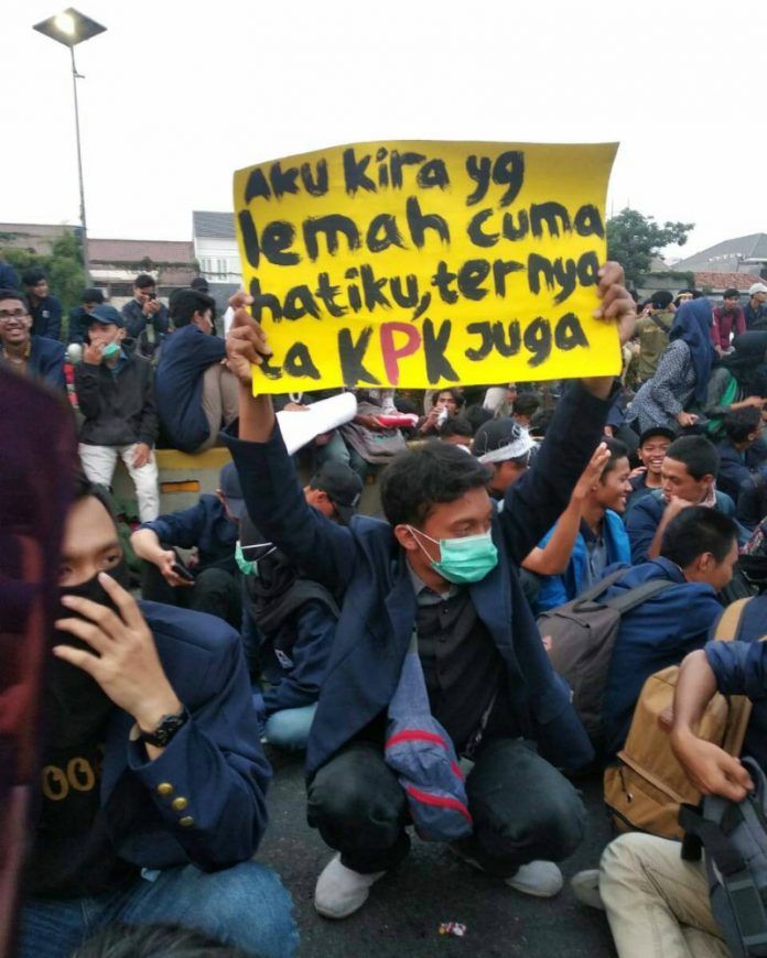 25 Poster dan Spanduk Lucu Saat Aksi Demo Mahasiswa