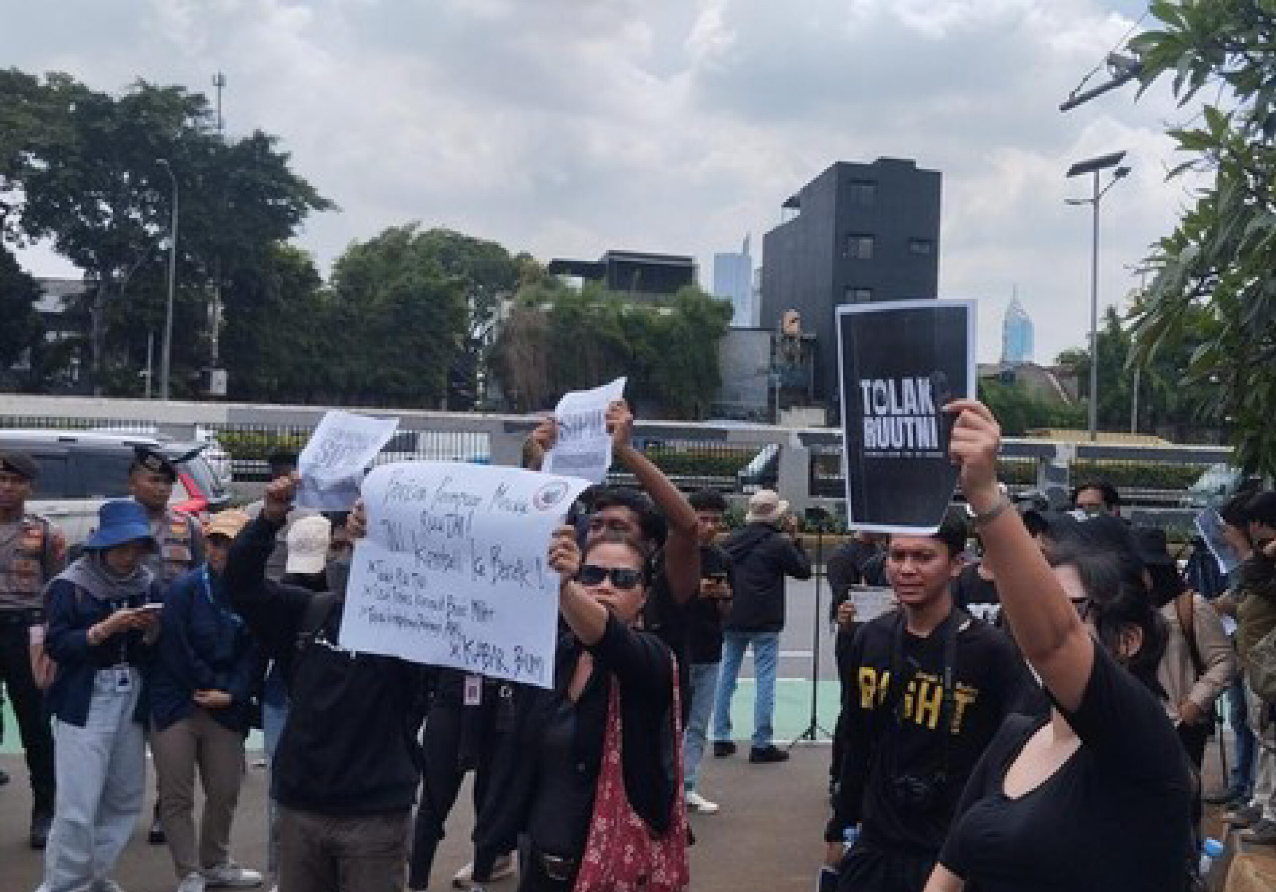 masyarakat demo ruu tni