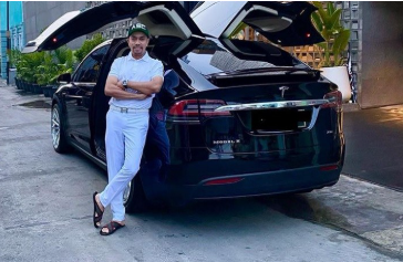 Ahmad Sahroni dengan gaya hidup mewah, dijuluki Crazy Rich Tanjung Priok