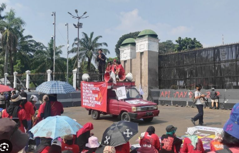 Ribuan buruh berkumpul di depan Gedung DPR RI Jakarta membawa spanduk dan meneriakkan yel-yel tuntutan mereka.