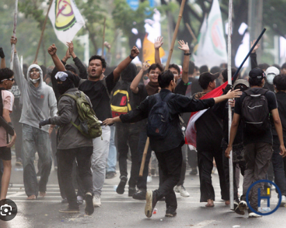 Situasi demo hari ini Ribuan buruh melakukan aksi unjuk rasa di depan Gedung DPR RI Jakarta, membawa spanduk dan yel-yel tuntutan.