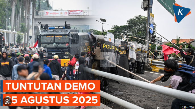 Peserta demo membawa spanduk dan poster berisi tuntutan sosial dan politik