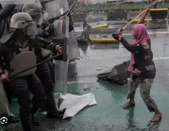 Massa aksi demo hari ini 3 September 2025, memenuhi jalan dengan spanduk dan orasi menyampaikan tuntutan kepada pemerintah.