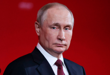 Vladimir Putin sedang berbicara di Kremlin sebagai Presiden Rusia, membahas kebijakan luar negeri dan strategi geopolitik global