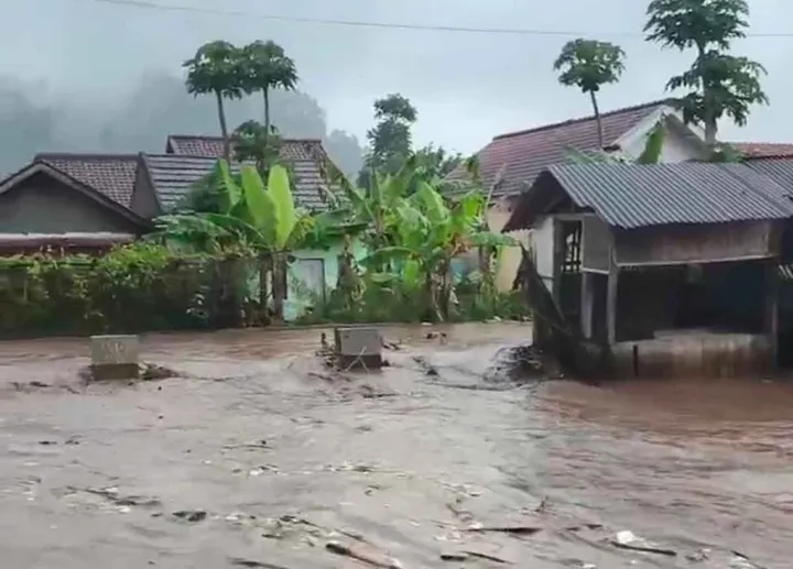 Update Banjir Garut 121 Rumah Rusak Evakuasi Dibuka: Ini Fakta Lengkap Bencana di Banyuresmi