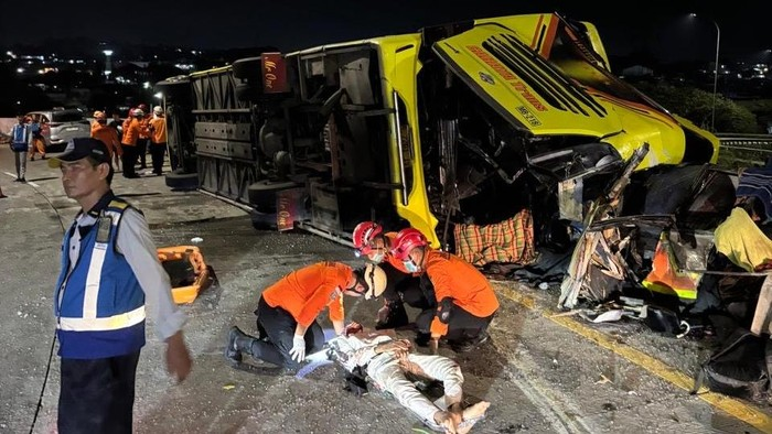 Tragedi Bus Cahaya Trans Tewaskan 16 Orang di Tol